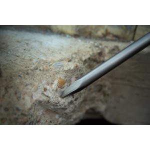 Dłuto szpic LUX Classic SDS-Max 600 mm w użyciu na betonie.