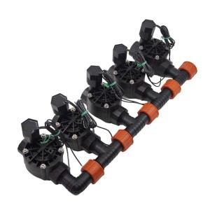 t.b.t. do nawadniania podziemnego, składający się z czterech czarnych zaworów z pomarańczowymi złączkami.