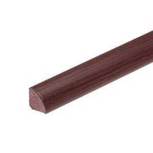 Szczegół brązowej ościeżnicy drzwiowej (t.b.t.), półokrągły kształt.