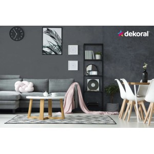 Szary pomalowany salon z sofą, stołem i dekoracjami. Kolorowe farby do ścian.