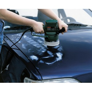 Zestaw do polerowania Ellix w użyciu: Polerowanie samochodu za pomocą akcesoriów do szlifierki kątowej.