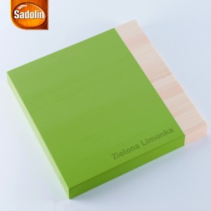 Zielona farba ochronna t.b.t. do drewna, widok szczegółowy.