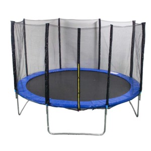 Niebieska trampolina ogrodowa z siatką zabezpieczającą dla dzieci i dorosłych.