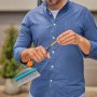 Gardena Cleansystem Szczotka ręczna Soft M z przyłączem węża w kolorze antracytowym w użyciu.