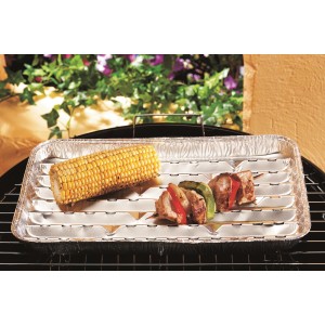 Kwadratowa taca do grillowania z kolbą kukurydzy i szaszłykiem na ruszcie. Akcesoria do delikatnego grillowania.