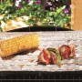 Kwadratowa taca do grillowania z kolbą kukurydzy i szaszłykiem na ruszcie. Akcesoria do delikatnego grillowania.