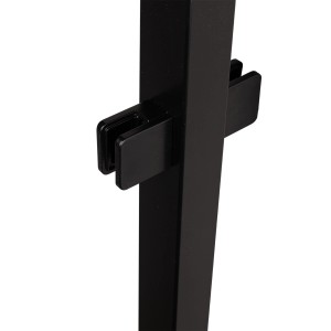 Zbliżenie czarnej balustrady t.b.t. z uchwytem na szkło.