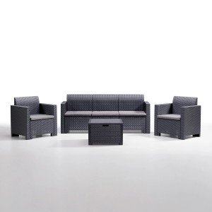 Szary zestaw mebli ogrodowych z sofą, dwoma fotelami i stołem. Idealny na taras i do ogrodu.