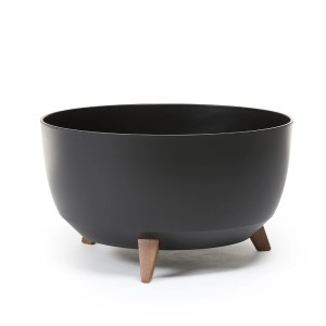 Czarna misa na rośliny t.b.t. z drewnianymi nóżkami do użytku wewnętrznego.