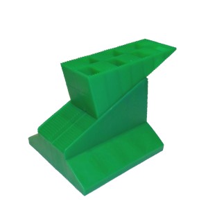 Zielona podkonstrukcja do desek tarasowych do regulacji wysokości.