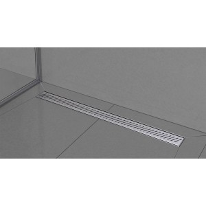 Odwodnienie liniowe prysznicowe t.b.t. ze stali nierdzewnej w nowoczesnej łazience z szarymi płytkami.