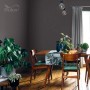 Pokój dzienny z brązową farbą do ścian (t.b.t.) i drewnianym stołem z dekoracją.