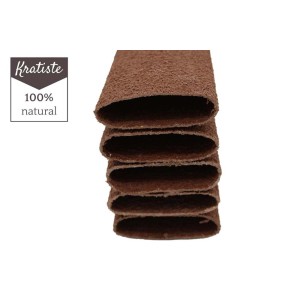 Brązowe akcesoria t.b.t. do doniczek, ułożone w stos.