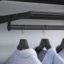 Czarny metalowy wspornik kątowy, 30 cm, jednorzędowy, do montażu na ścianie w systemie szafy.
