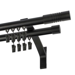 Czarny, podwójny karnisz z rolkami i wspornikiem.