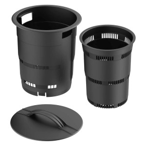 Czarny kompostownik t.b.t. z pokrywą i otworami wentylacyjnymi.