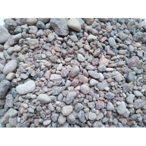 Żwir ozdobny w różnych kolorach i rozmiarach.