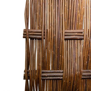 Zbliżenie na plecioną doniczkę z wikliny (Osłonki).