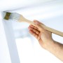 Pędzel kątowy LUX 35 mm w użyciu: Ręka maluje narożnik farbą dyspersyjną. Idealny do trudno dostępnych miejsc.
