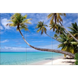 Dekoracja ścienna: Tropikalna plaża z palmami i błękitnym niebem.