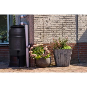 Czarny naziemny zbiornik na deszczówkę t.b.t. do użytku w ogrodzie.