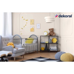 Pokój dziecięcy z szarym łóżeczkiem, półkami i żółtymi akcentami na tle farby do ścian t.b.t.