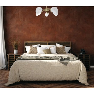 Nowoczesna lampa wisząca t.b.t. z pięcioma białymi kloszami nad łóżkiem.