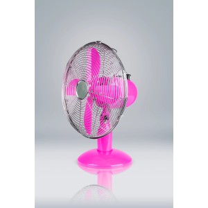Różowy wentylator stołowy z chromowaną kratką dla orzeźwiającej bryzy.