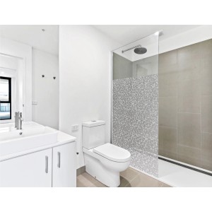 Łazienka z kabiną prysznicową, częściowo pokryta folią t.b.t.