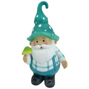 Dekoracyjny krasnal ogrodowy z grzybem, zielona czapka w kropki. Dekoracja ogrodowa do użytku zewnętrznego.