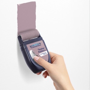 Wałek z próbką koloru na ścianie. Tester koloru farby do ścian.