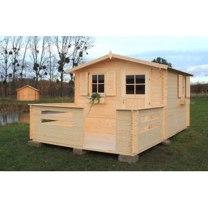 Drewniany domek t.b.t. z werandą w ogrodzie. Kategoria: Domki drewniane.