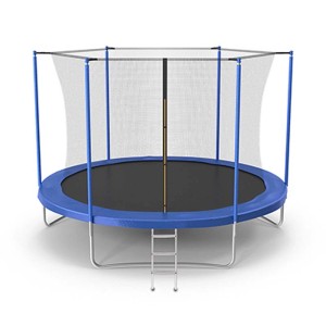 Niebieska trampolina z siatką zabezpieczającą i drabinką do zabawy w ogrodzie.