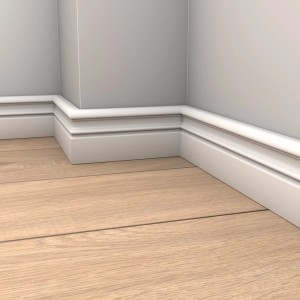 Biała listwa przypodłogowa t.b.t. na szarej ścianie i jasnej drewnianej podłodze.