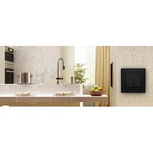 Czarny wyłącznik światła/odłącznik t.b.t. na ścianie w kuchni.