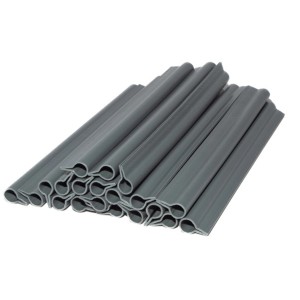 Szare klipsy mocujące t.b.t. do mat ogrodzeniowych w stosie.