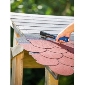 Zszywacz płaski LUX Comfort podczas mocowania papy dachowej.