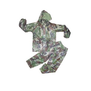 t.b.t. Odzież przeciwdeszczowa w kamuflażu, kurtka i spodnie do prac ogrodowych.