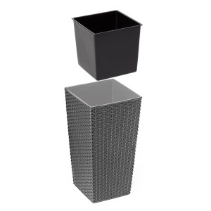 Szara doniczka t.b.t. z czarnym wkładem do roślin domowych.