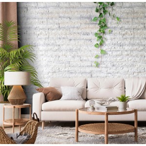 Salon z ścianą z jasnych cegieł klinkierowych t.b.t. i dekoracjami.