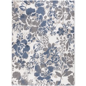 Krótki dywan z niebiesko-szarym wzorem kwiatowym.