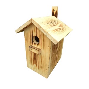 Drewniany karmnik dla ptaków z okrągłym otworem wejściowym dla ptaków ogrodowych.