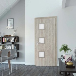 Jasne drewniane drzwi wewnętrzne z trzema kwadratowymi szybami.