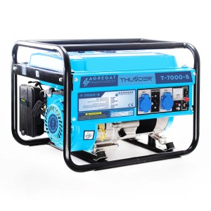 Niebieski agregat prądotwórczy t.b.t. z czarną ramą. Idealny na budowy i do zasilania awaryjnego.