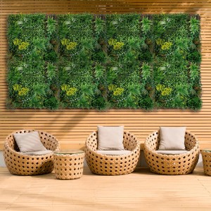 Zielone maty t.b.t. jako ekran prywatności na drewnianej ścianie w ogrodzie.