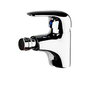 Błyszcząca bateria bidetowa chromowana, zbliżenie.