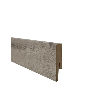 Listwa przypodłogowa t.b.t. w wyglądzie drewna, widok szczegółowy.