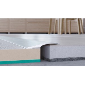 Zbliżenie listwy przypodłogowej t.b.t. łączącej pokrycia podłogowe.