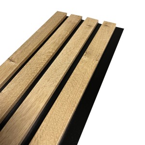 Panele drewniane t.b.t. w jasnym odcieniu drewna na czarnym tle.