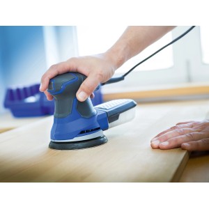 Ręka szlifuje drewnianą deskę niebieską szlifierką mimośrodową LUX. Akcesoria do szlifierek kątowych.